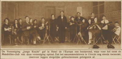 870327 Afbeelding van de mandolineclub 'Jonge Kracht', bij een optreden in Hotel de l'Europe (Vredenburg 14) te Utrecht.